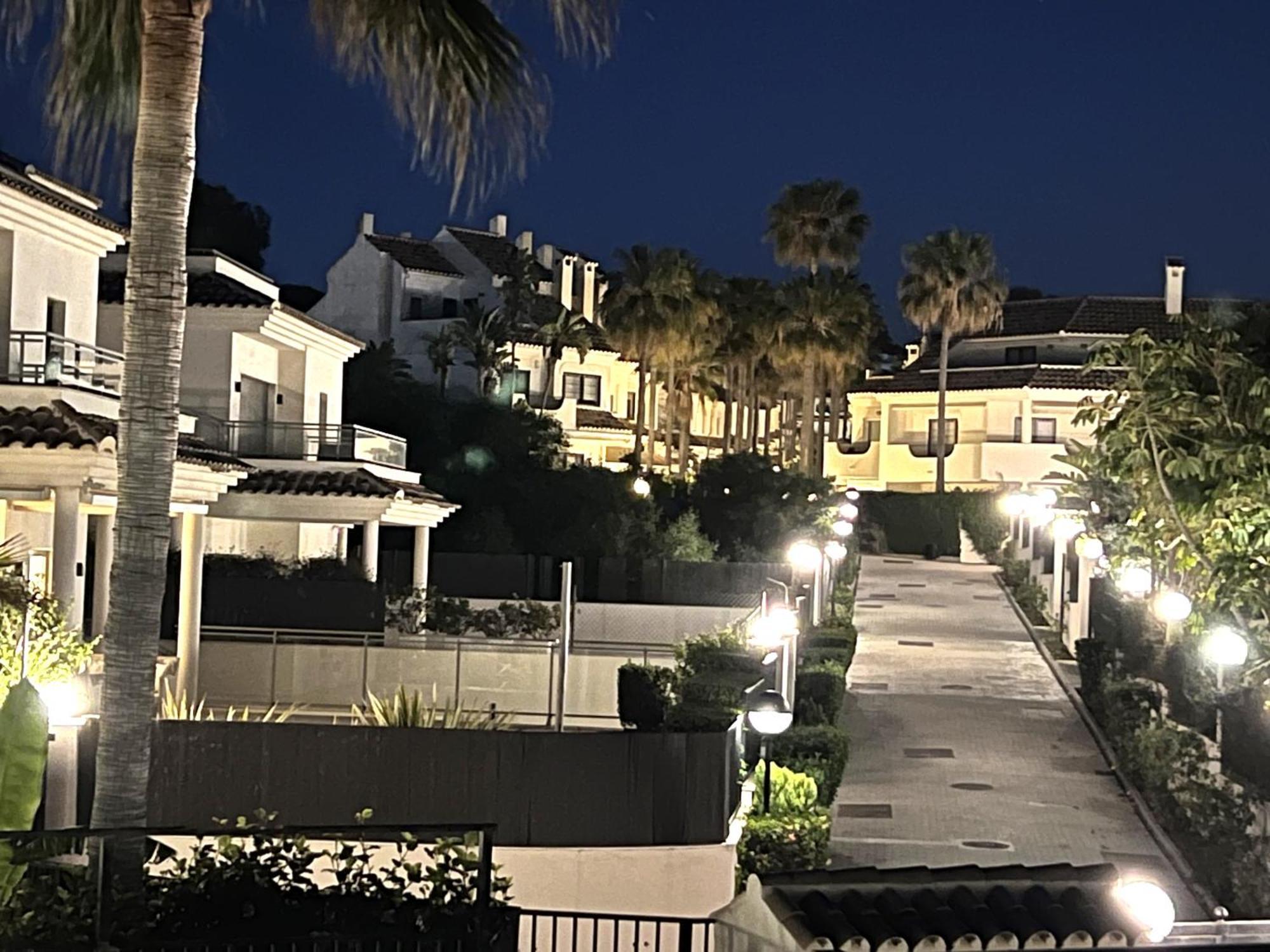 Stylish Townhouse In Beachfront Complex Marbella Eksteriør billede